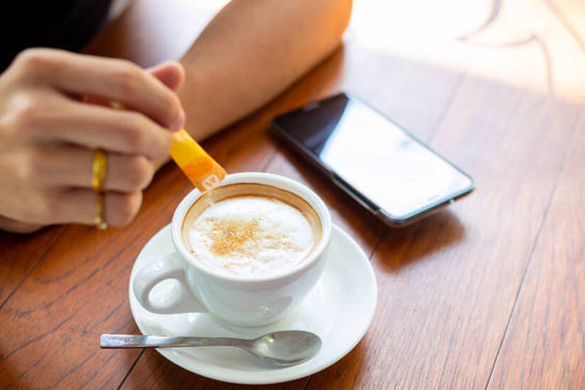 Adoçante comum em refrigerantes pode ajudar tratamento de doenças autoimunes, aponta estudo