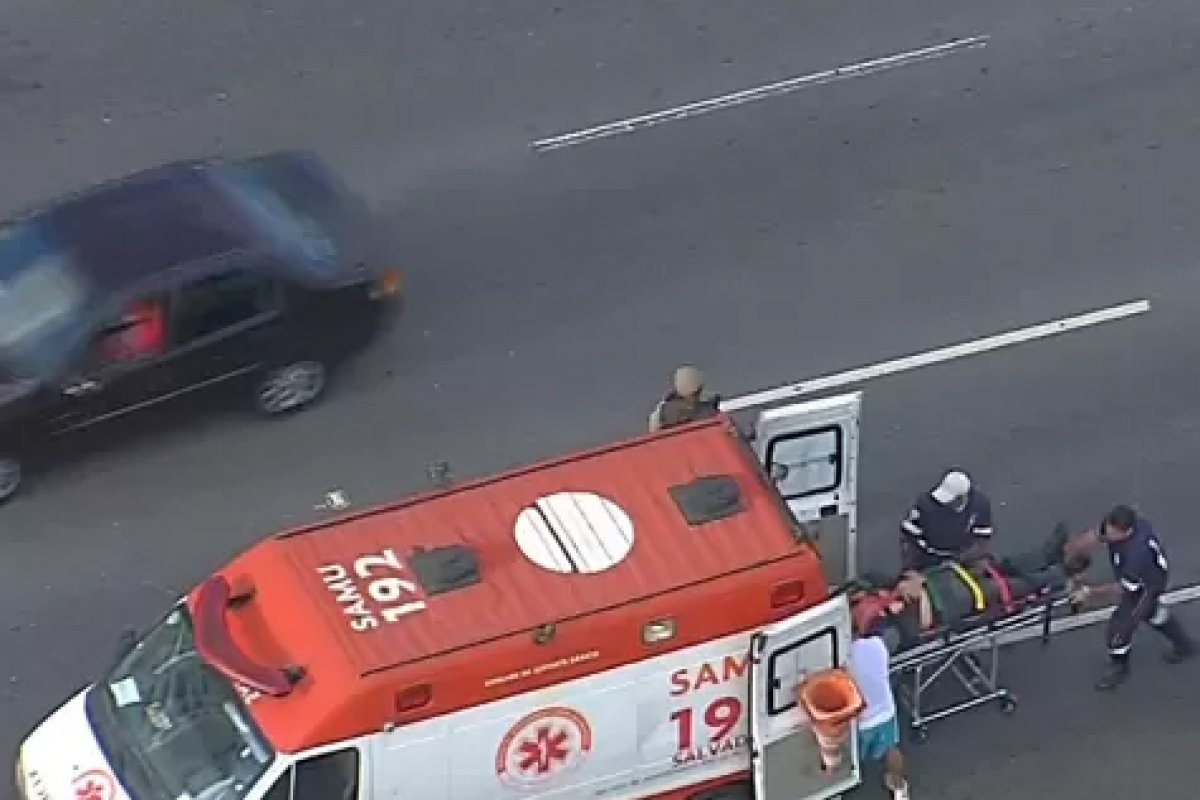 Batida entre carro e motocicleta deixa homem ferido na Avenida Paralela