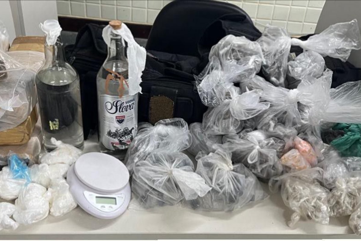 Polícia Militar apreende droga abandonada por traficantes em Salvador