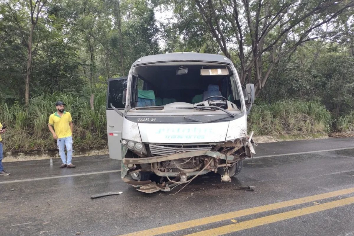 Acidente de ônibus na BR-242 deixa duas pessoas feridas