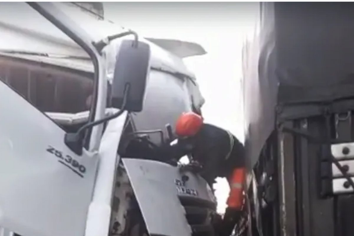 Motorista fica preso às ferragens após colisão entre carretas na BR-116 em Vitória da Conquista (BA)