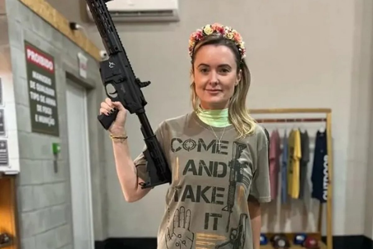 Deputada bolsonarista posta foto com metralhadora em clube de tiro