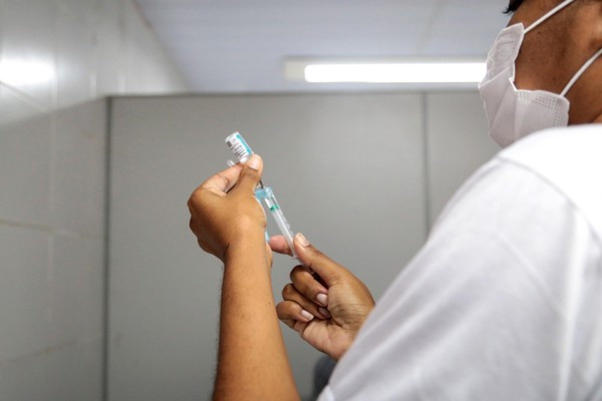 Salvador começa a aplicar vacina bivalente em profissionais da saúde nesta segunda (20)