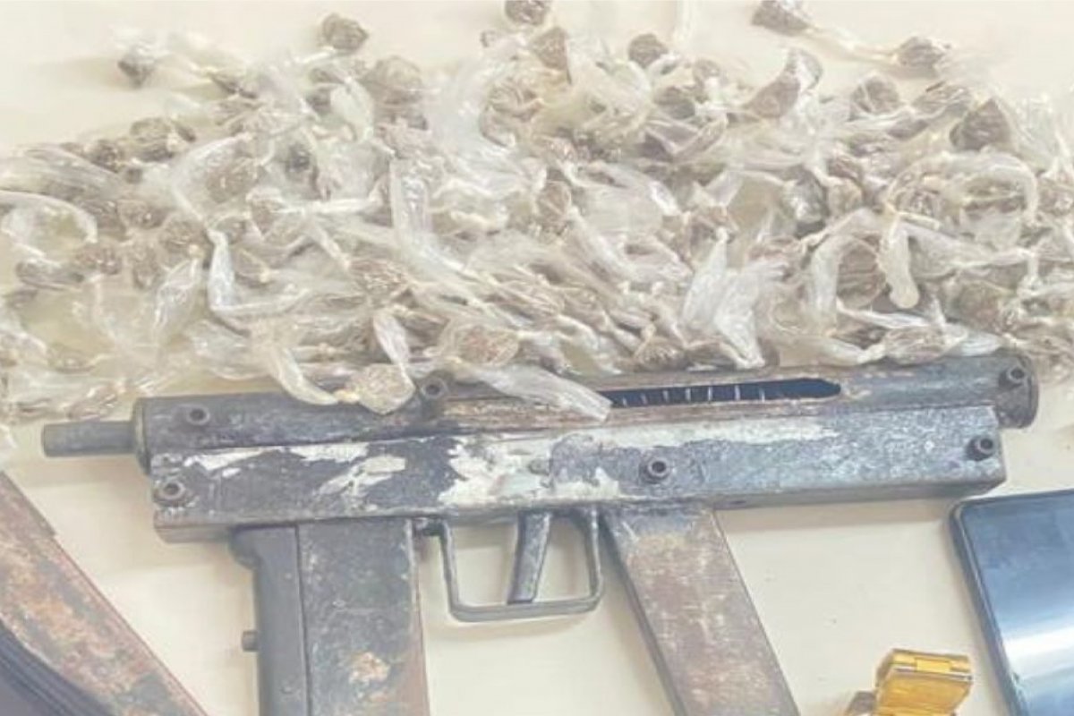 Submetralhadora e drogas são encontradas pela Rondesp Atlântico em Salvador