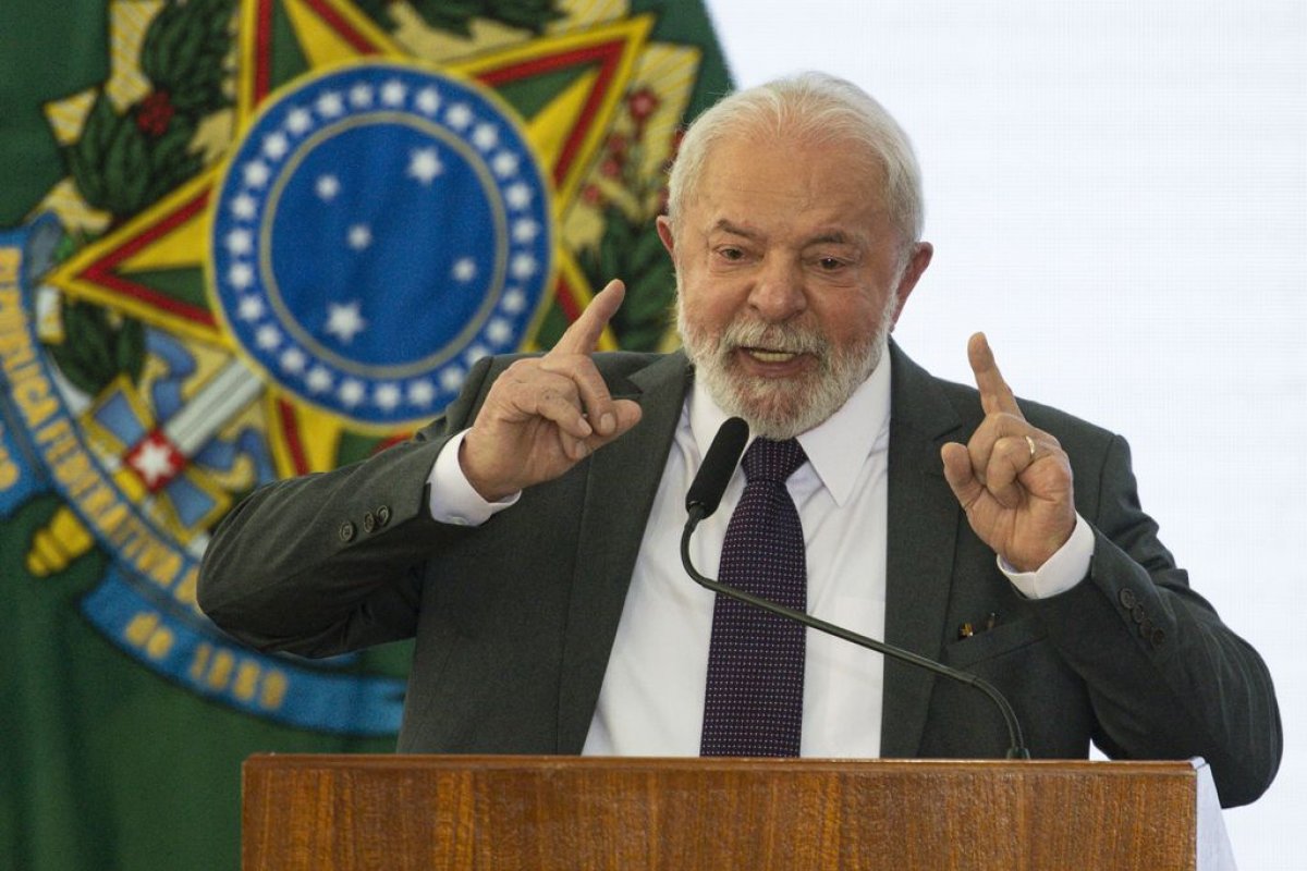 Lula afirma que próximos editais do 'Mais Médicos' darão prioridade a brasileiros