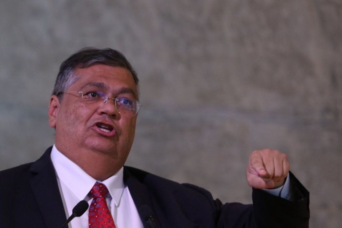 Flávio Dino afirma que PF vai tratar violência política de gênero como crime federal