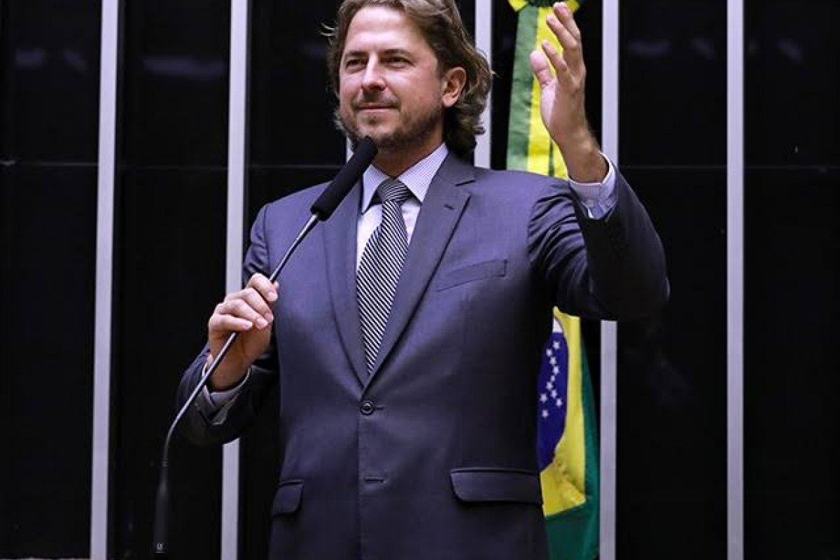Líder do PT aciona STF contra Julia Zanatta por postar foto com arma