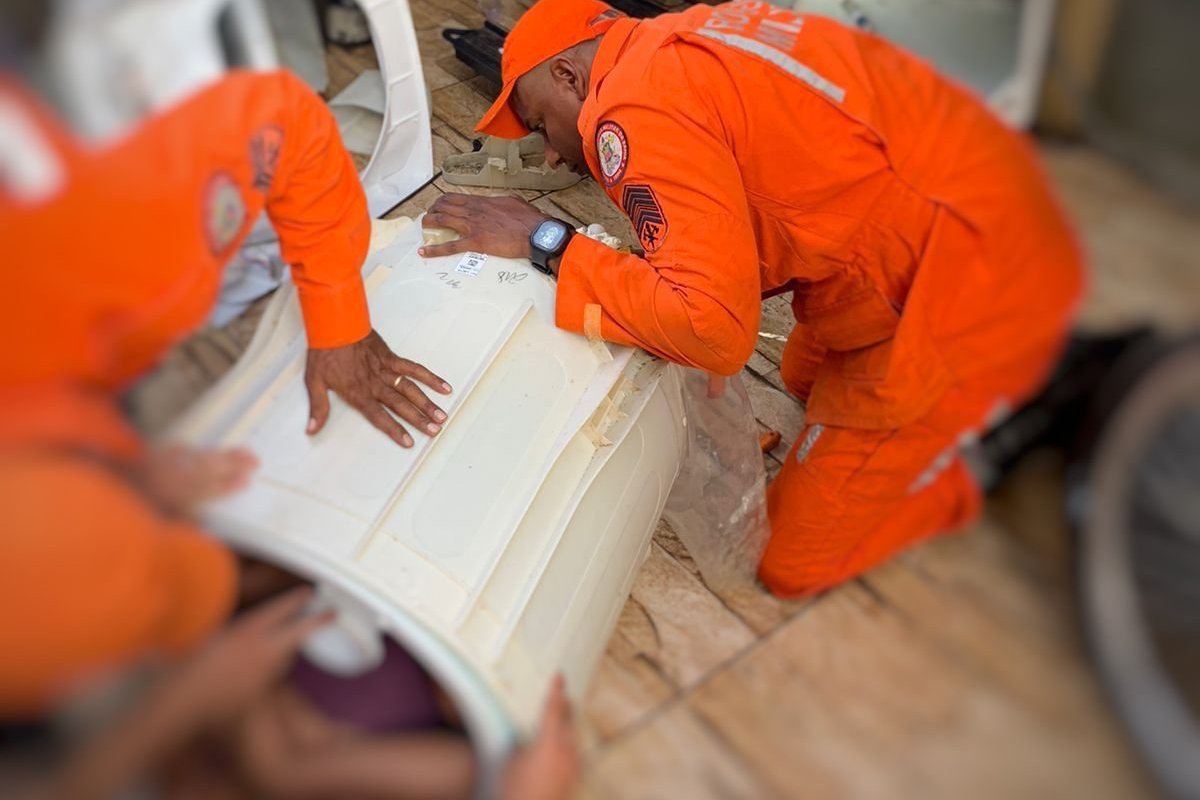 Criança de 8 anos é retirada por bombeiros de dentro de uma máquina de lavar