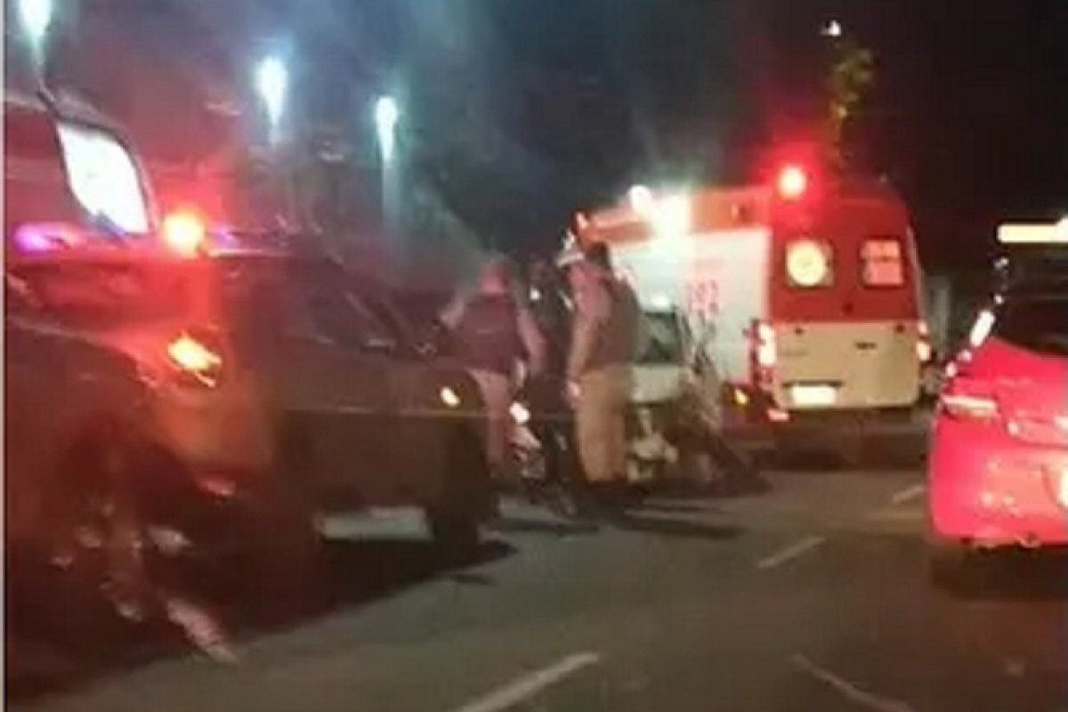 Mulher morre e homem fica ferido após carro bater em poste