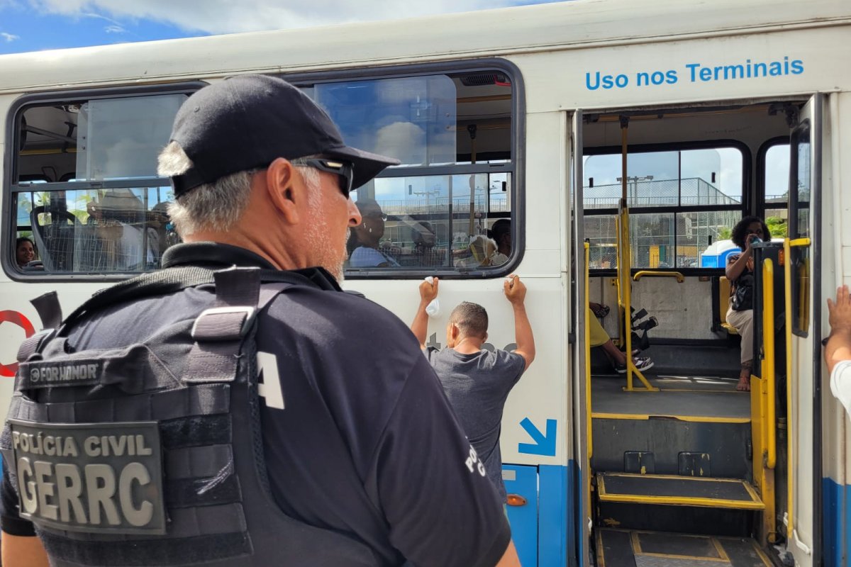 Homem é preso após assaltar ônibus no bairro do Comércio, em Salvador
