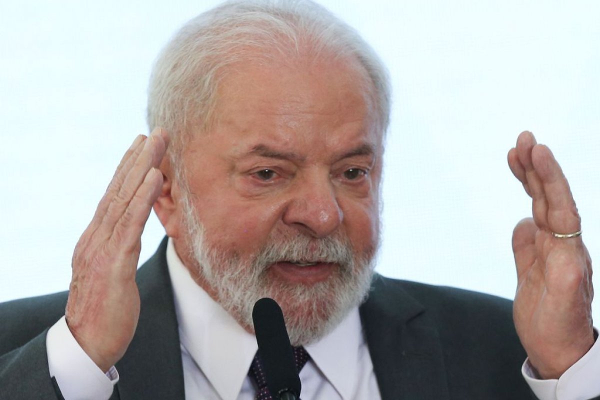 Lula assina decreto para que negros ocupem ao menos 30% dos cargos e funções no governo