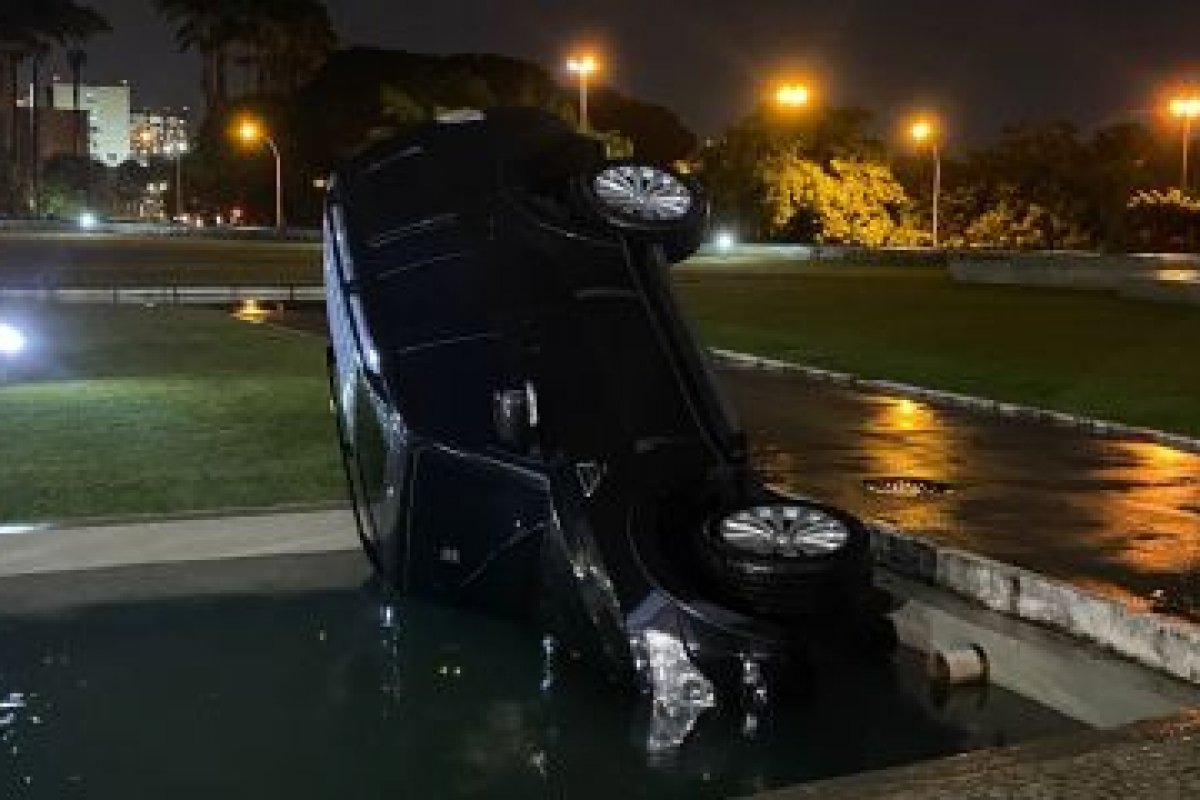 Carro usado pelo deputado Marcos Tavares cai em espelho d'água no Palácio do Planalto