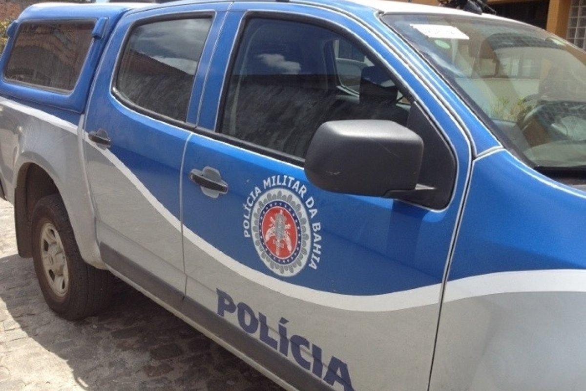 Policial morre ao bater moto que pilotava em carro na Estrada do Derba, em Salvador