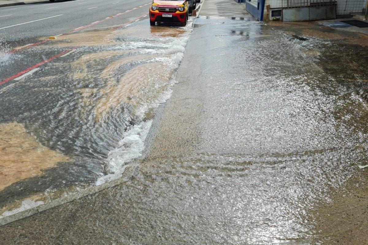 Mais da metade da água potável de Salvador é perdida