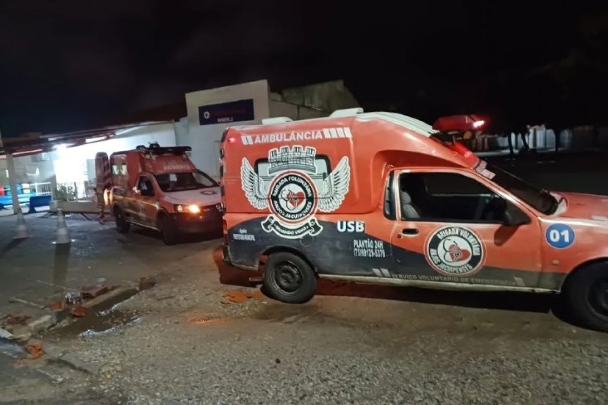 Motorista morre e outro fica ferido após colisão entre caminhões na Bahia