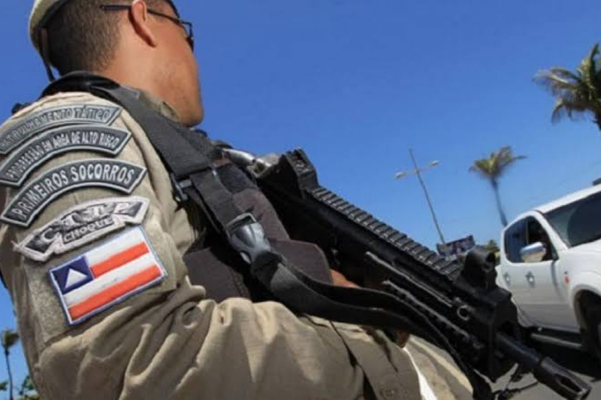 Polícia Militar captura assaltantes e recupera veículo roubado em Itapuã