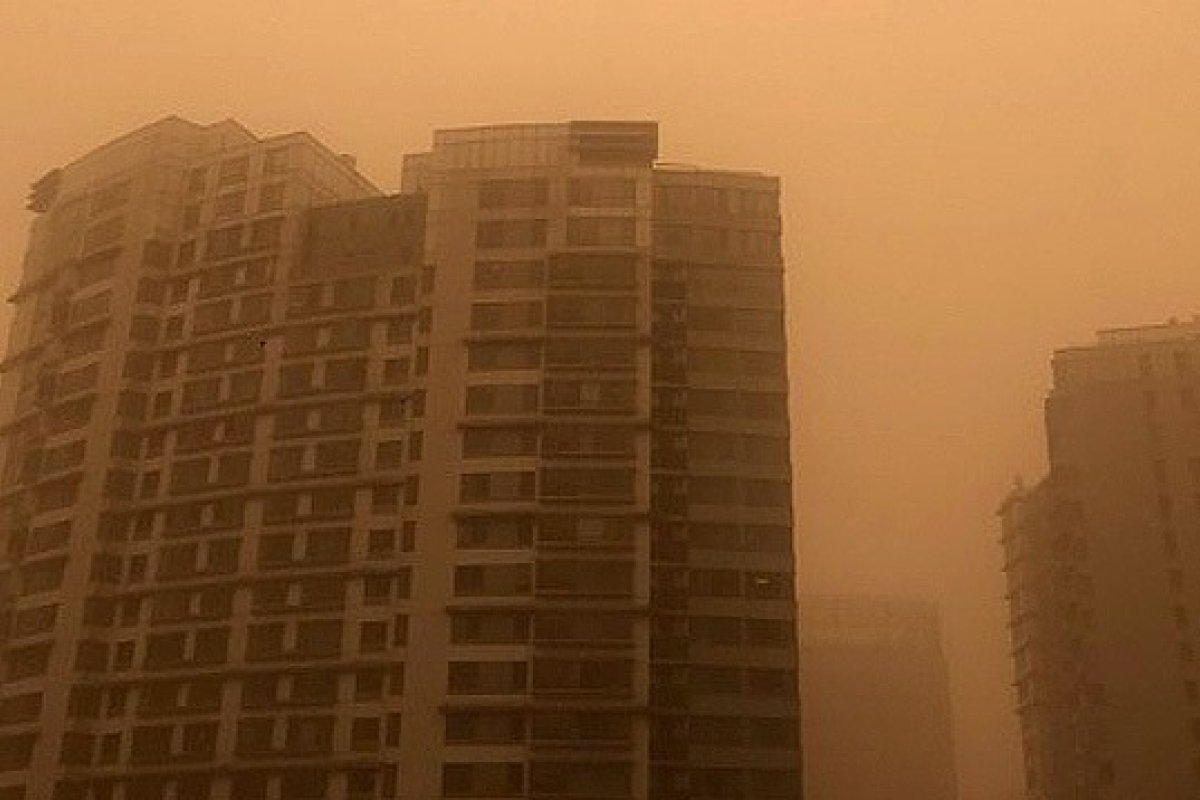 Tempestade de areia polui ar e deixa "céu laranja" na China