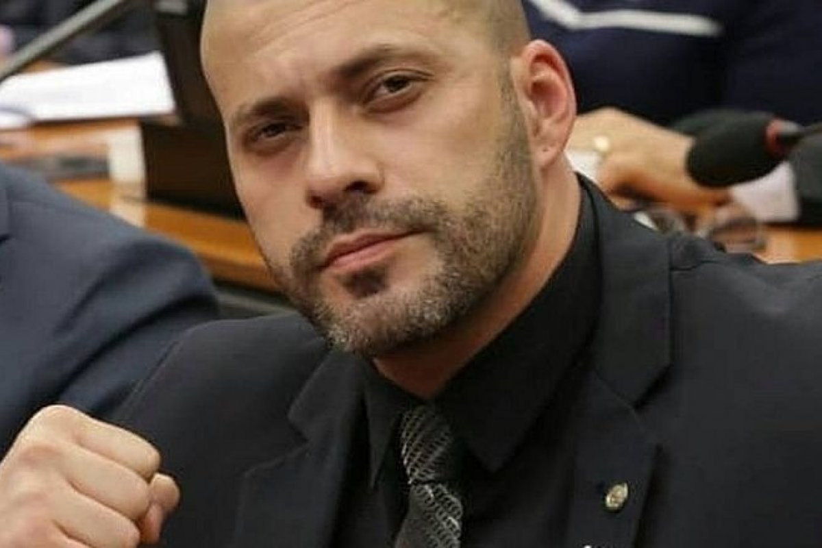 Moraes autoriza investigação de Silveira por suposta ligação com atentado em Brasília