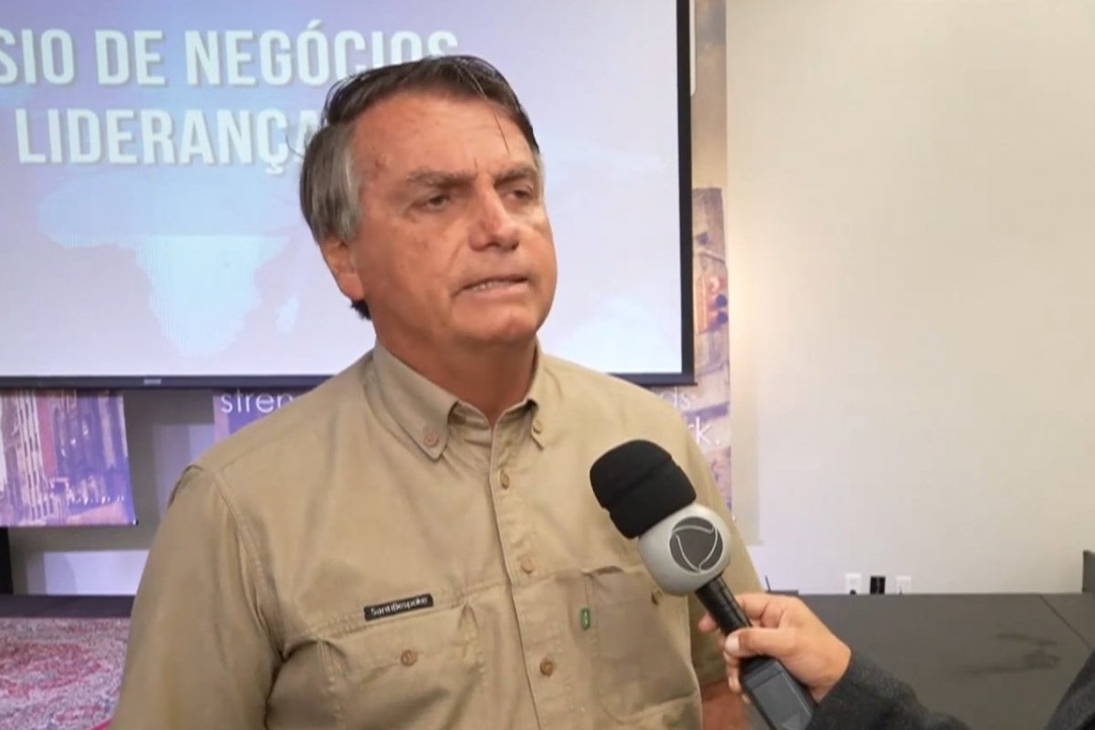 Bolsonaro confirma retorno ao Brasil no dia 30 de março
