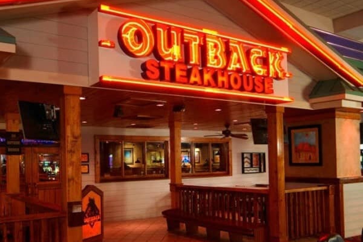 Outback extingue prática de funcionários se ajoelharem durante atendimento aos clientes no Brasil