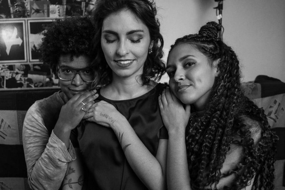 Cantoras brasileiras lançam "Eu Sobrevivi" em campanha para o mês das mulheres