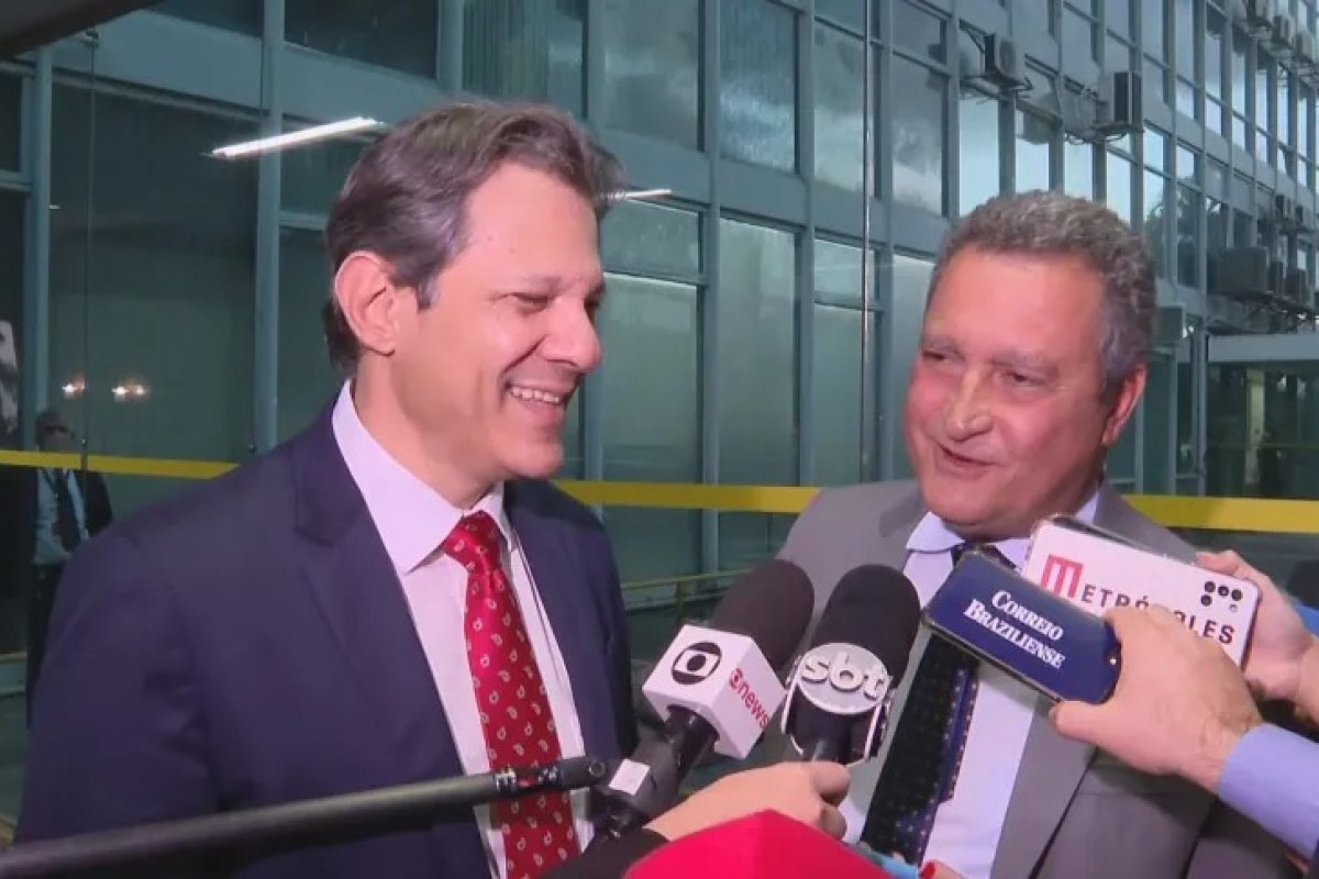 Rui Costa nega conflito com Haddad “Atrito aqui? Olha o sorriso dele e olha o meu”