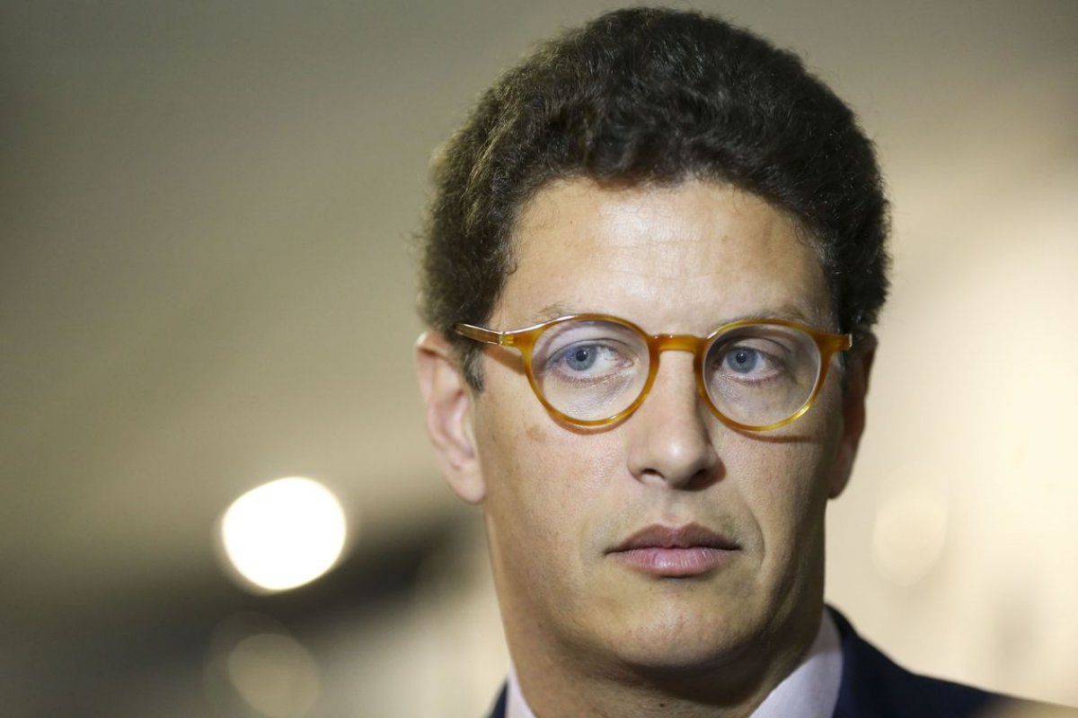 Ricardo Salles vira réu por mandar tirar busto de Lamarca de parque em São Paulo