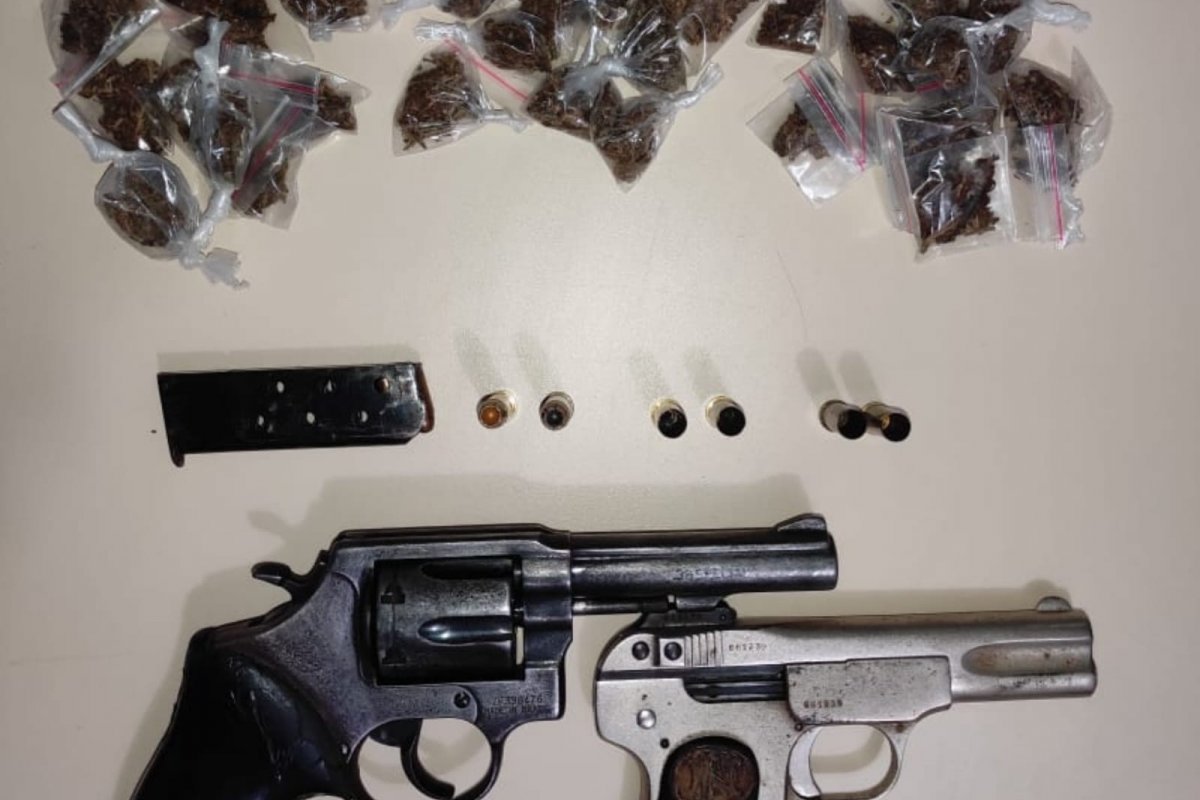 Drogas e revólver são apreendidos com suspeitos em Jaguarari (BA)