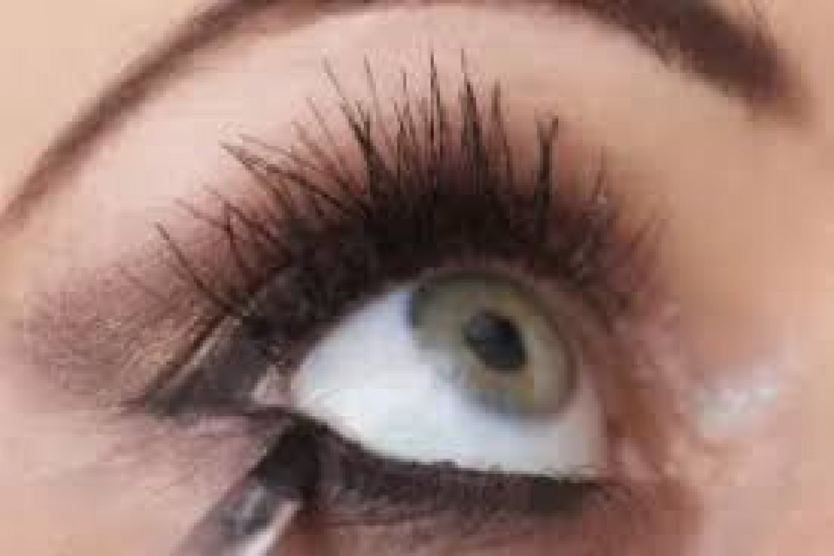 Maquiagem vencida aumenta risco de alergia ocular!