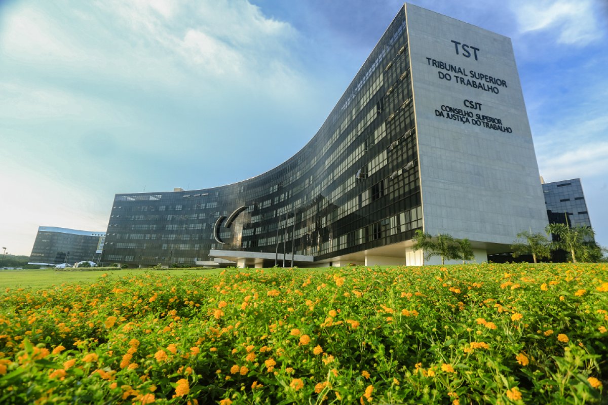 TST decide que pagamento de horas extras devem entrar no cálculo de benefícios do trabalhador
