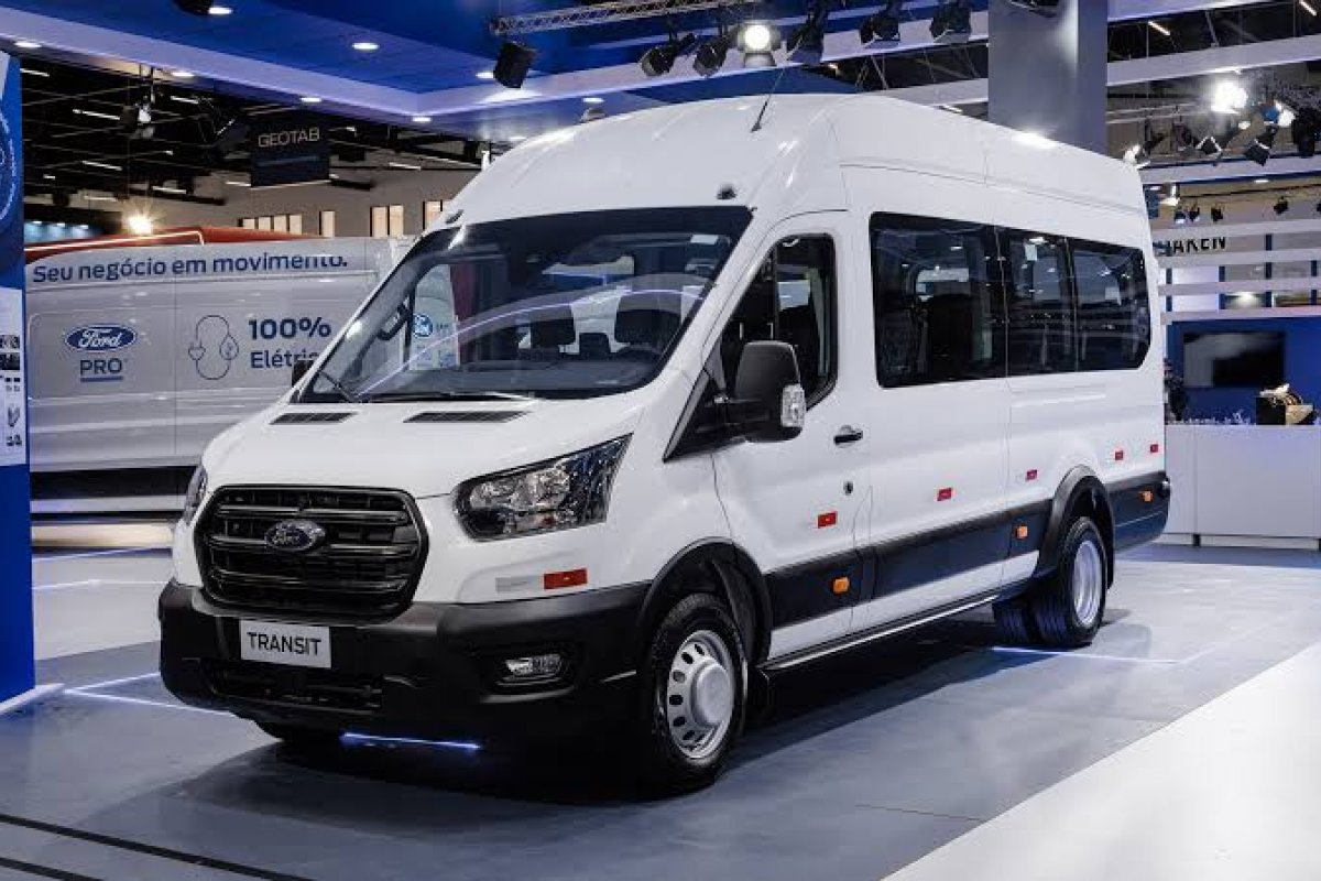 Ford lança van Transit automática no país
