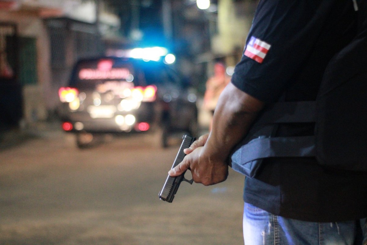 Operação Antirroubo prende três envolvidos em roubos e tráfico de drogas na região de Camaçari