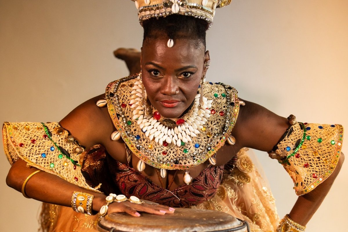 Rainha Vânia Oliveira apresenta dança de blocos afro em aula-show na Concha Acústica