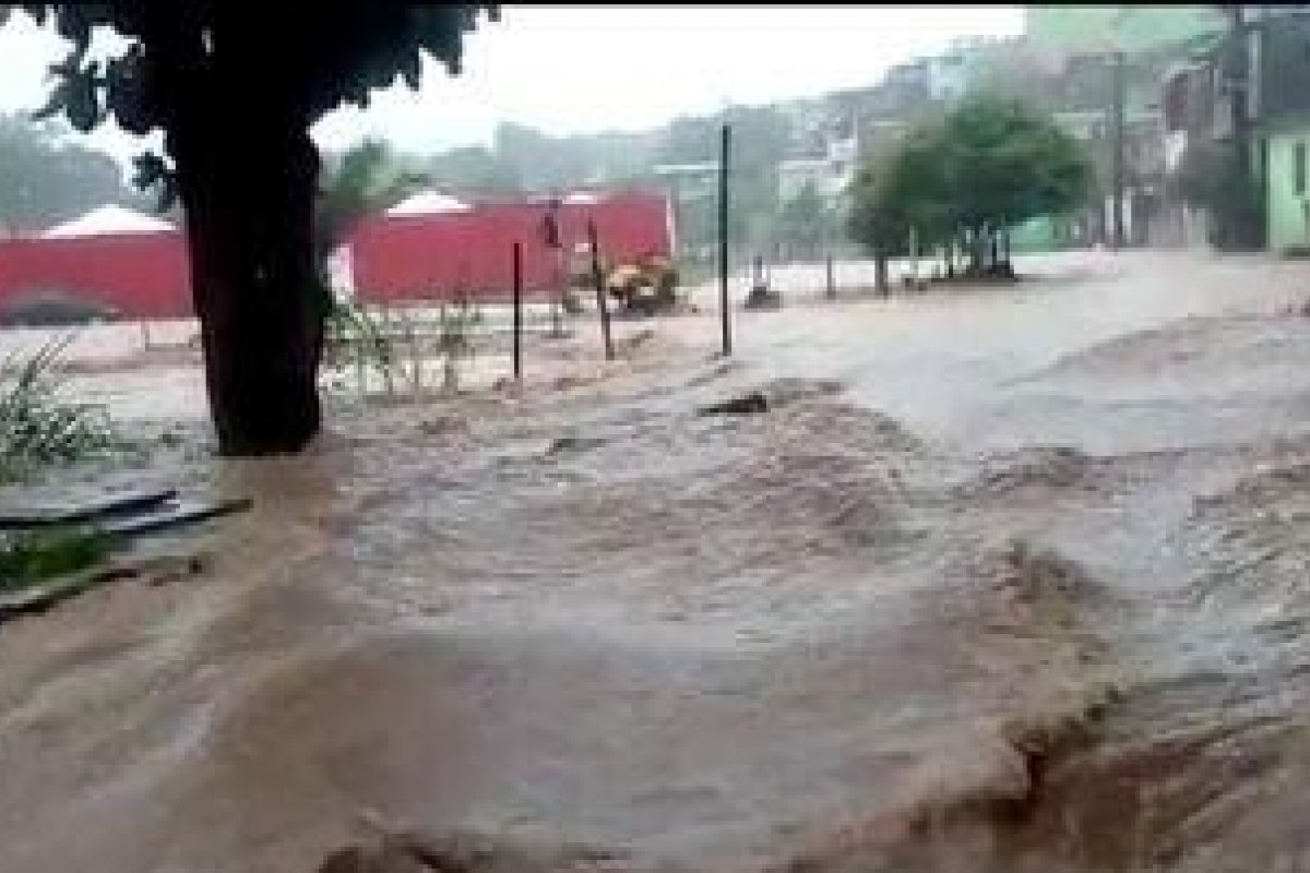 Salvador e região metropolitana registram ruas alagadas após fortes chuvas