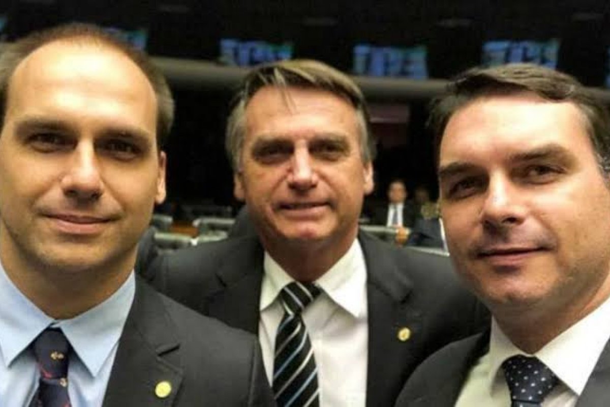 Especulações sobre candidaturas de Flávio e Eduardo Bolsonaro são vistas como ‘puro teatro político’, diz coluna