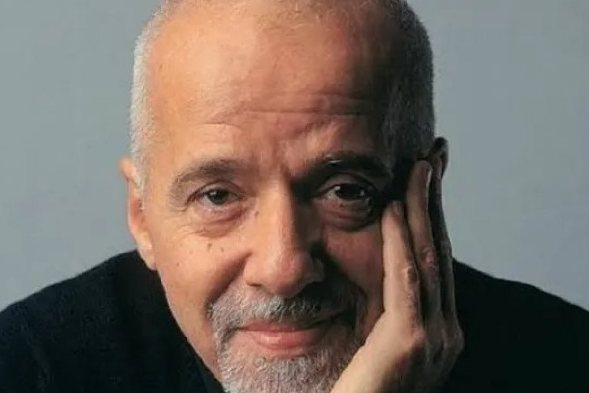 Paulo Coelho admite que voto em Lula não 'valeu a pena' e que mandato do petista está 'patético'