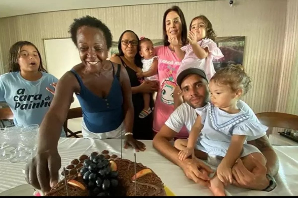 Ivete Sangalo homenageia babá e compartilha na web