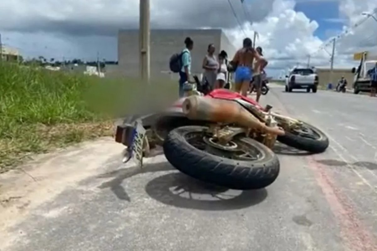Acidente entre motocicletas termina com homem morto e outro custodiado em hospital de Eunápolis
