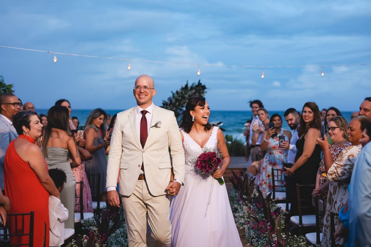 Jornalista Bruno Porciuncula se casa com Celiza Terto em cerimônia à beira-mar!
