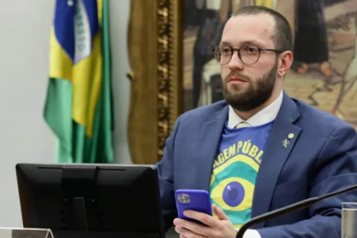 Em ação contra Bolsonaro, deputado Filipe Barros depõe por duas horas no TSE