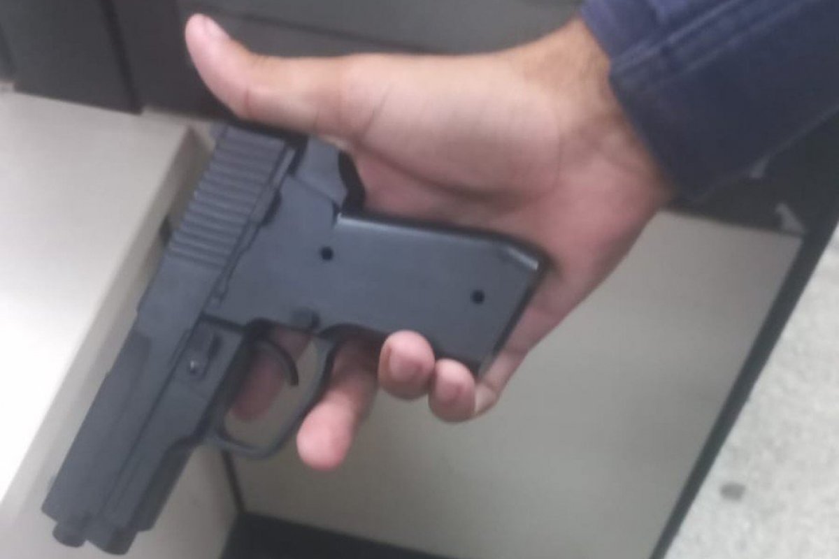 Suspeito que fugia em moto roubada morre após colidir com ônibus, em Salvador