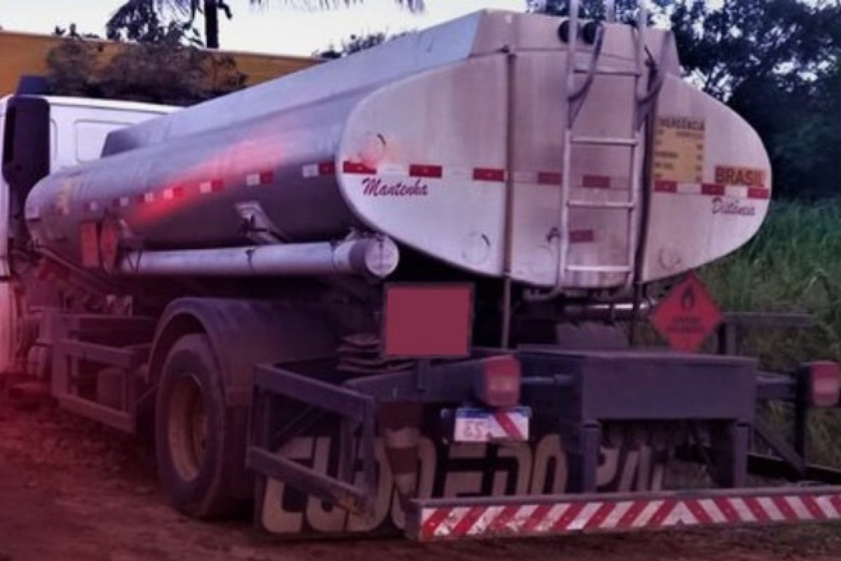 Polícia apreende caminhão-tanque com 10 mil litros de cachaça no lugar do combustível na Bahia