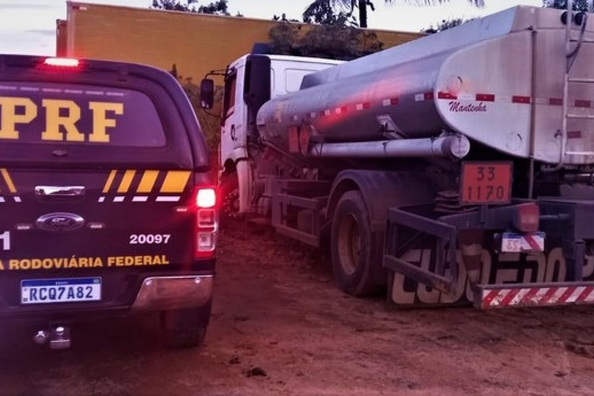 PRF apreende 10 mil litros de cachaça dentro de caminhão-tanque