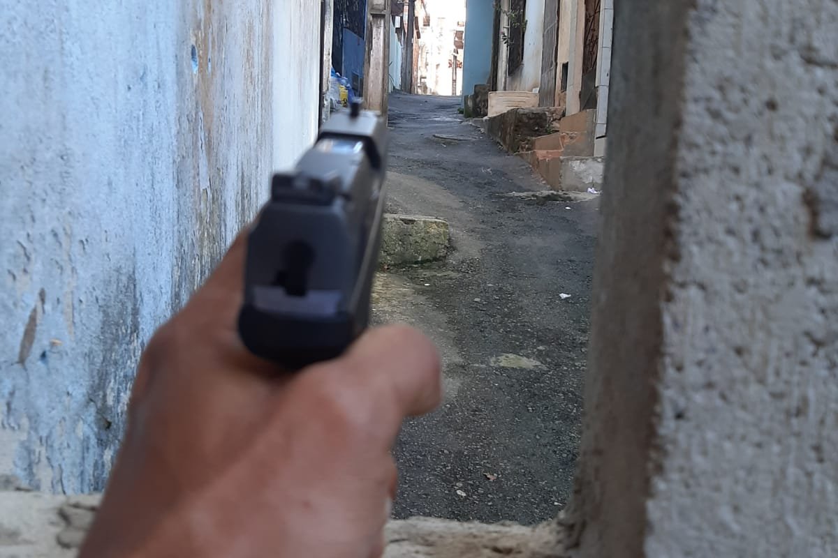 Polícia Militar destrói barricada feita por criminosos após PM ser baleado no Cabula, em Salvador 