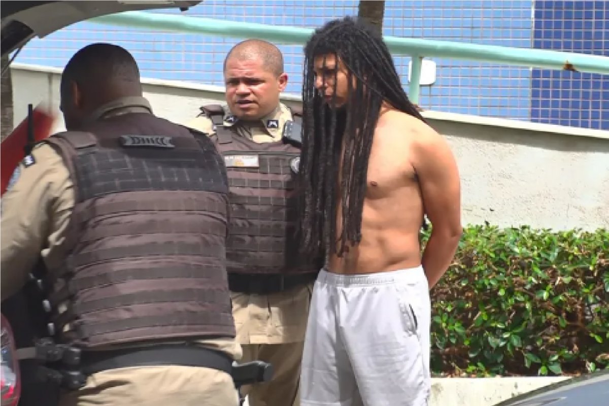 Norte-americano é preso na Bahia após agredir profissional do sexo e tentar tomar arma de PM