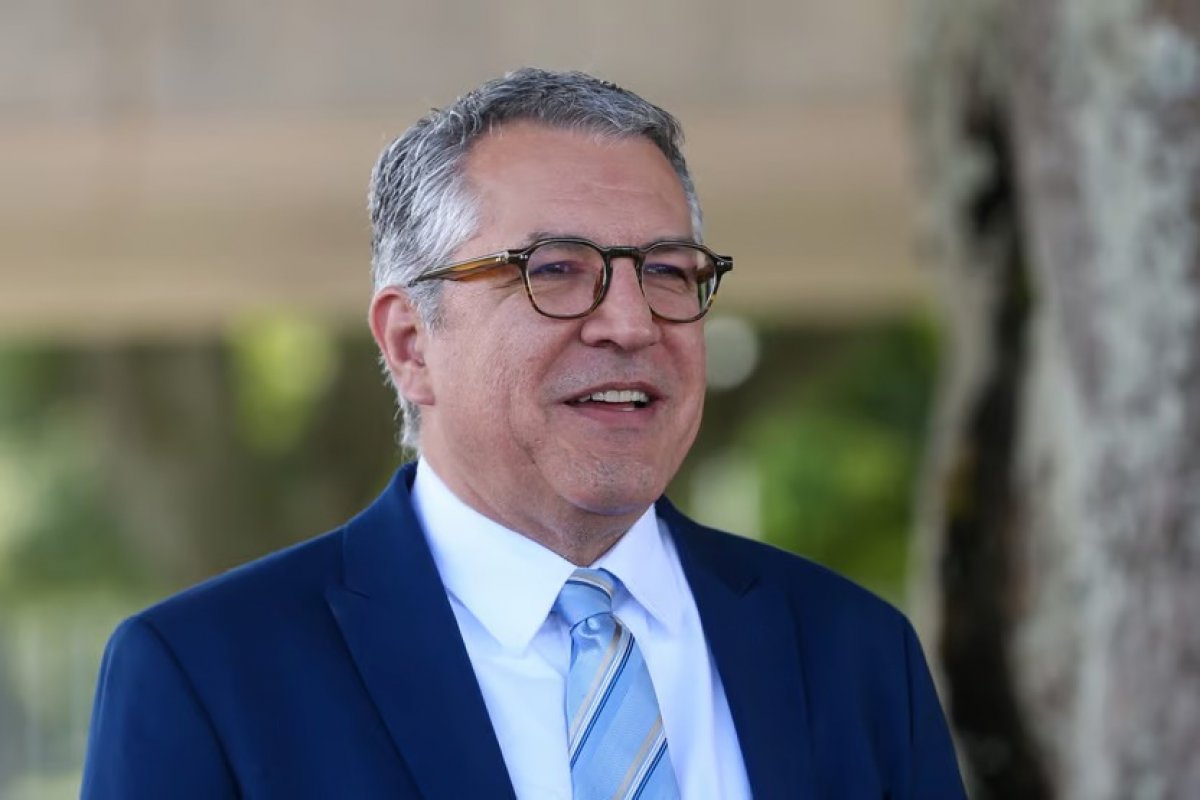 Padilha diz que Bolsonaro terá que dar explicações sobre joias quando retornar ao Brasil