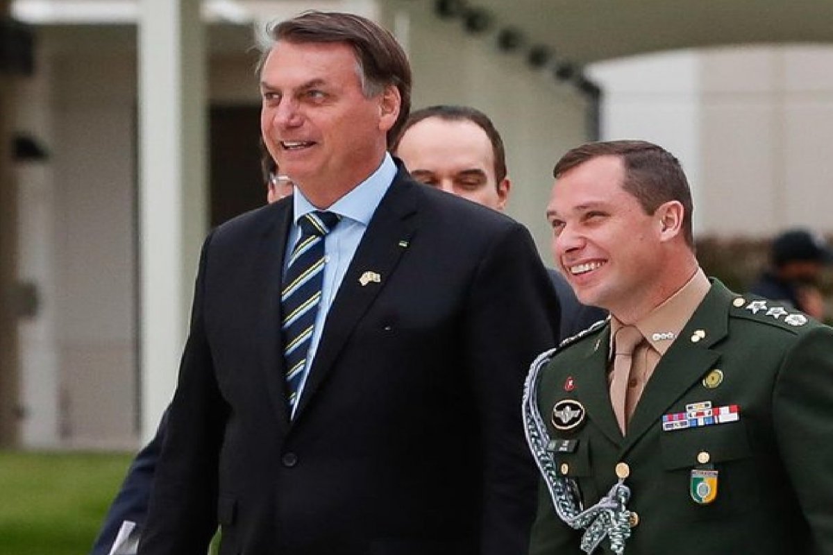 Polícia Federal intima Bolsonaro e Mauro Cid a depor em inquérito das joias