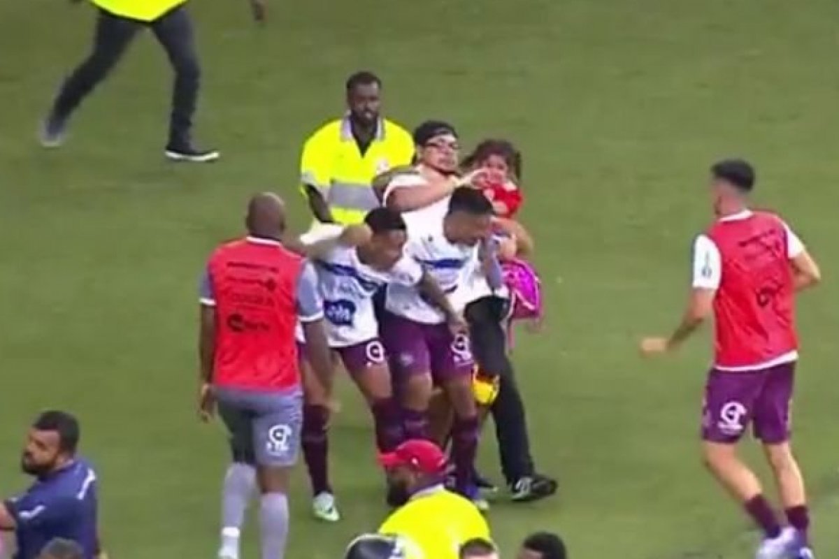 Justiça nega pedido do MP para que menina que estava no colo do pai durante agressões em estádio fosse para acolhimento institucional