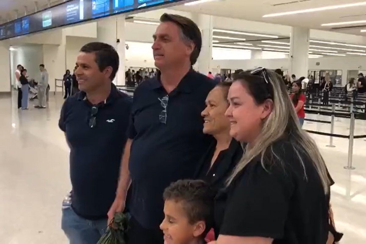 Vídeo: Bolsonaro embarca na cidade de Orlando, na Flórida, rumo ao Brasil