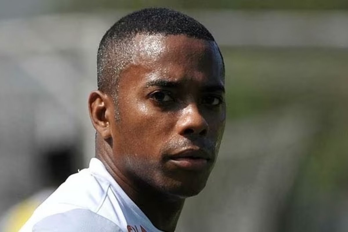 Robinho entrega passaporte ao STJ após ministro estipular prazo de 5 dias